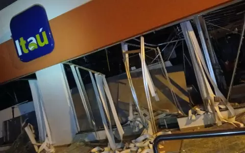 Restos del banco tras el violento asalto en Katuet�.