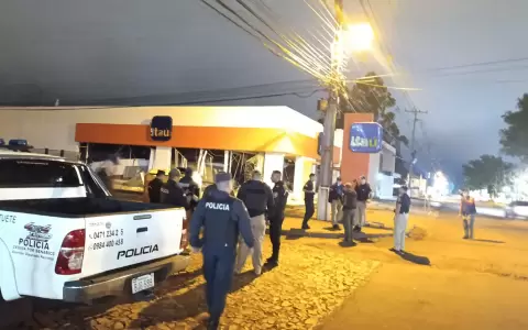 Polic�as inspeccionan el banco afectado en Katuet�.