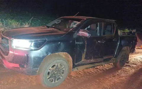 Camioneta abandonada hallada tras el asalto al banco Ita� en Katuet�.