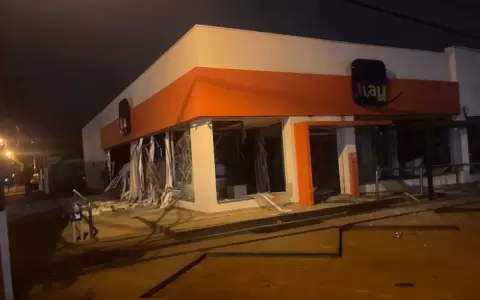 Restos del banco tras el violento ataque ocurrido en la madrugada en Katuet�.