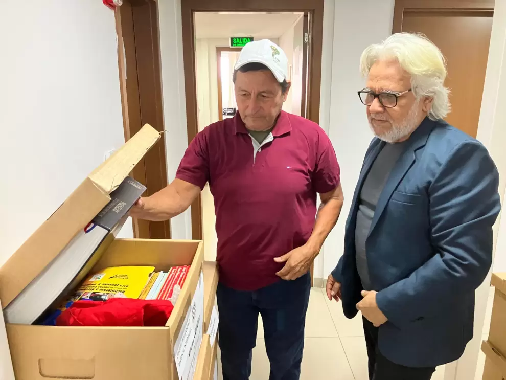 Entrega de los libros. Cortesía