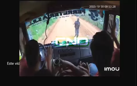 Momento en que los trabajadores son interceptados por los delincuentes.