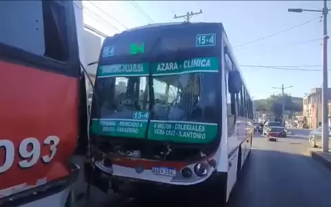 Bomberos y transe�ntes auxiliaron a los pasajeros heridos tras el violento choque entre dos buses sobre la avenida Von Poleski, en Villa Elisa.