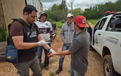Agentes policiales identifican a personas tras el enfrentamiento ocurrido en una estancia de Tacuat�, San Pedro.