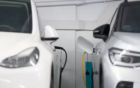 Autos el�ctricos carg�ndose.