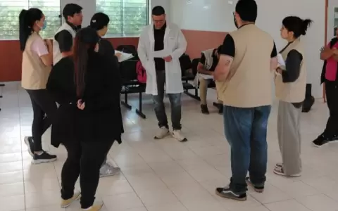 T�cnicos del INAN eval�an el estado nutricional de ni�os durante las visitas operativas.