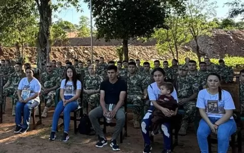 Familiares y camaradas participaron de la misa en memoria de los sargentos fallecidos en el raudal de Lambar�.