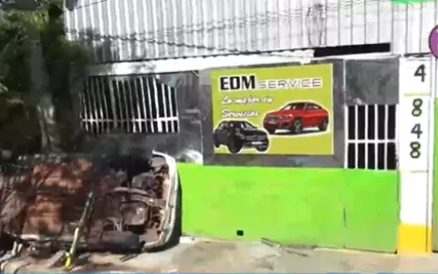 Bomberos trabajaron arduamente para rescatar a las v�ctimas del veh�culo volcado.