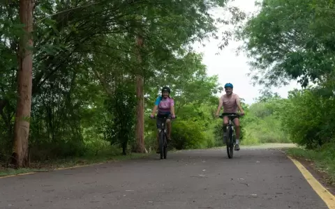 Ciclistas disfrutan de un entorno natural, ejemplo de espacios saludables promovidos en la campa�a nacional.