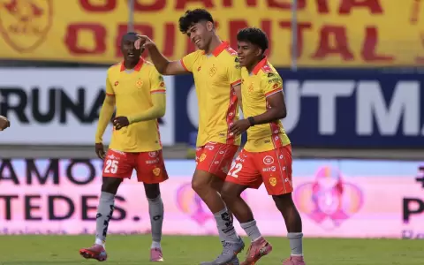 Brian Montenegro marca dos golazos en el f�tbol ecuatoriano