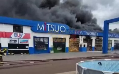 Bomberos combatieron por horas el incendio que arras� un dep�sito comercial en Saltos del Guair�.