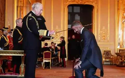 David Beckham se arrodill� ante el rey Carlos III durante su nombramiento de caballero en el Castillo de Windsor.