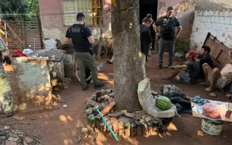 Agentes de la SENAD y Fuerzas Especiales durante la Operaci�n "Salvador" en Aregu�.