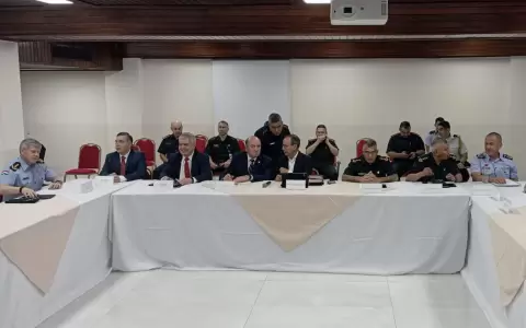 Conferencia de prensa de las autoridades.