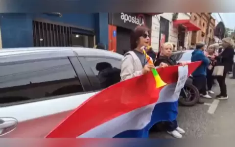 Jubilados municipales reclaman el pago de seis meses de haberes frente a la Municipalidad de Asunci�n.