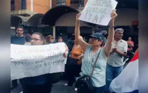 Jubilados aguardan el cumplimiento total de sus haberes.