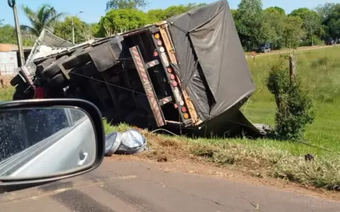 El cami�n volc� al costado de la Ruta PY01, pero no hubo heridos.