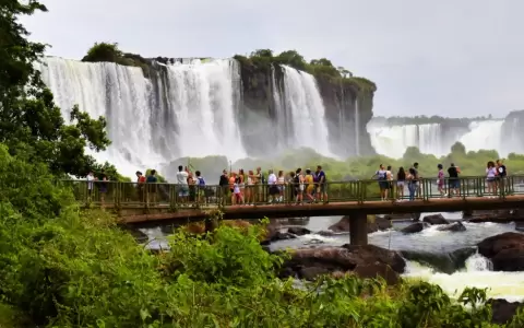 Visitantes a las Cataratas del Yguaz�.