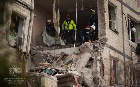 Rescatistas ucranianos trabajan en el lugar de un edificio residencial gravemente da�ado tras un ataque a�reo en Dnipro