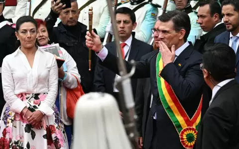 El nuevo presidente de Bolivia, Rodrigo Paz sostiene el bast�n presidencial durante una ceremonia en la Plaza Murillo, en La Paz.