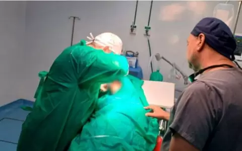 Equipo m�dico de Alberdi durante la cirug�a odontol�gica con sedaci�n consciente.