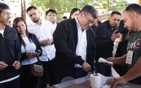 El candidato a intendente de Ciudad del Este por el movimiento Yo Creo, Dani Mujica, se present� temprano a votar en el Colegio Soldado Paraguayo