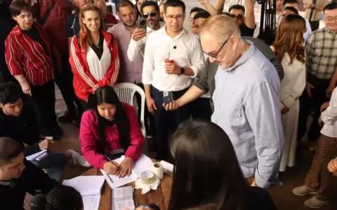 El candidato a la Intendencia de Ciudad del Este por la ANR, Roberto Gonz�lez Vaesken, vot� en la Escuela San Blas.