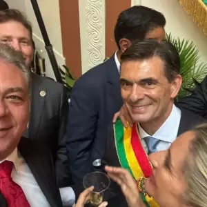 Presencia de alto perfil y el saludo a "hermanos paraguayos" en la asunci�n de Rodrigo Paz