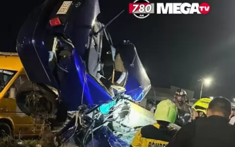 El veh�culo qued� destrozado tras chocar contra un poste y volcar en plena Ruta PY02.
