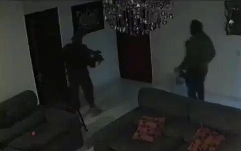 C�maras captaron el violento ingreso de los delincuentes armados al domicilio.