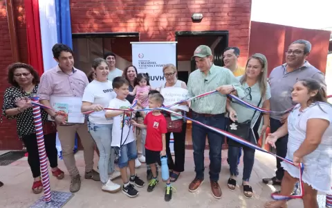 Familias de Chacarita Alta recibieron las llaves de sus nuevas viviendas modernas.