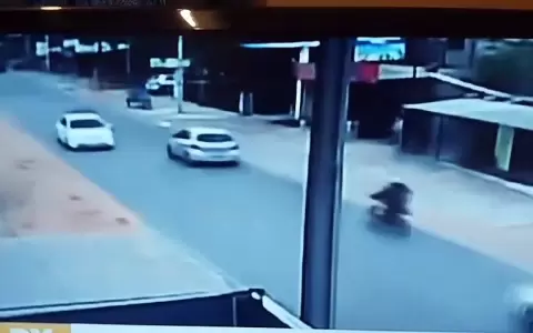 La motocicleta qued� completamente destruida tras el impacto frontal.