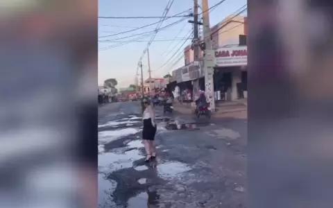 Elenita bail� entre los baches y logr� que arreglaran la avenida.