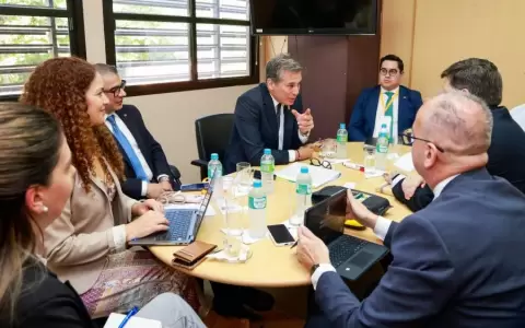 Comitiva encabezada por el ministro de Comercio Exterior de Costa Rica, Manuel Tovar Rivera, en el MIC.