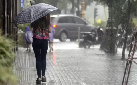 El cielo nublado y las lluvias.