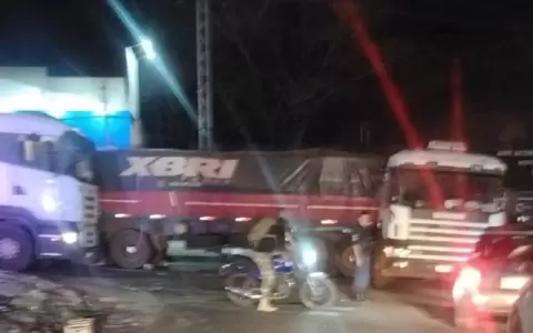Agentes de tr�nsito regulan el paso tras el desperfecto del cami�n sobre Acceso Sur.