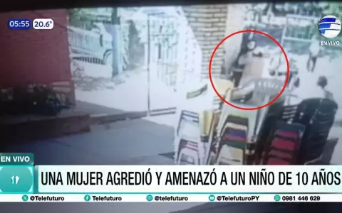 Momento en que la mujer agrede al ni�o, captado por c�maras de circuito cerrado.