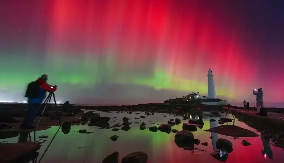 Auroras boreales sobre el faro de St Mary en Whitley Bay, en la costa noreste de Inglaterra.
