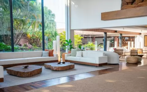 Loby principal del Yacht y Golf Club Paraguayo.