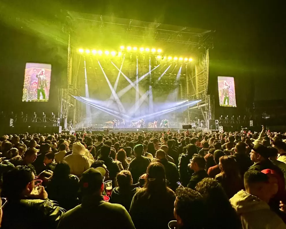 Kchiporros y los Aut�nticos decadentes en concierto. Cortes�a