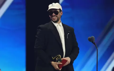 Bad Bunny triunfa en unos sorpresivos Grammy Latinos.