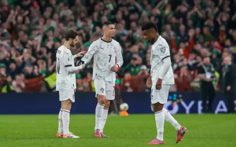Cristiano Ronaldo le entrega la cinta de capit�n a Bernardo Silva (izq.) al abandonar el terreno de juego tras ser expulsado.