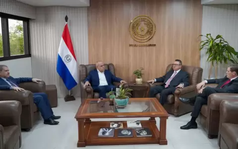Senadores con el embajador paraguayo en Estados Unidos.