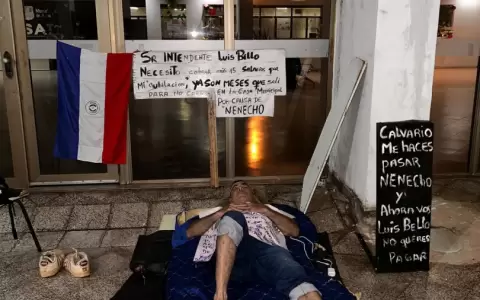 Jos� Rivarola protesta frente a la Municipalidad exigiendo el pago de 15 meses de salarios.