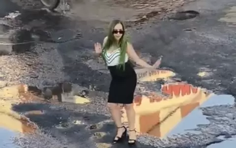 Elenita Villalba baila sobre la avenida Artigas para visibilizar el deterioro vial.