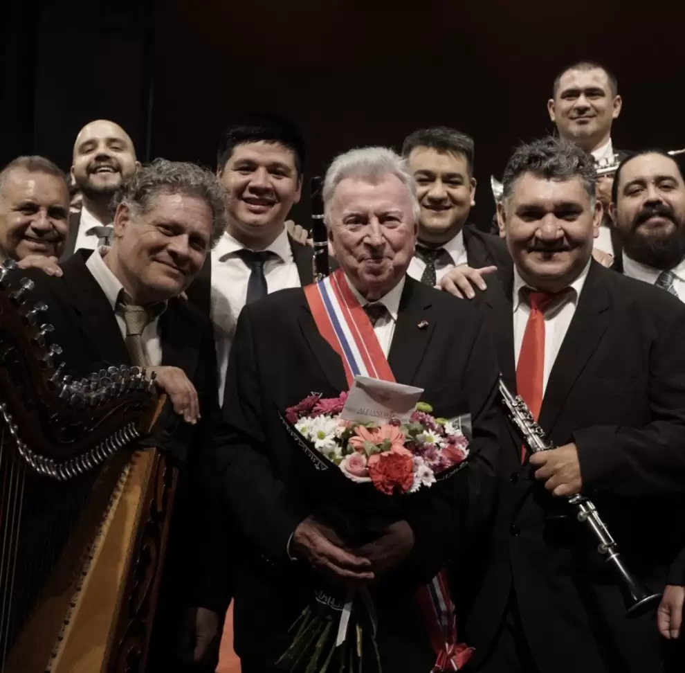 Luis Szarán junto a miembros de la orquesta.