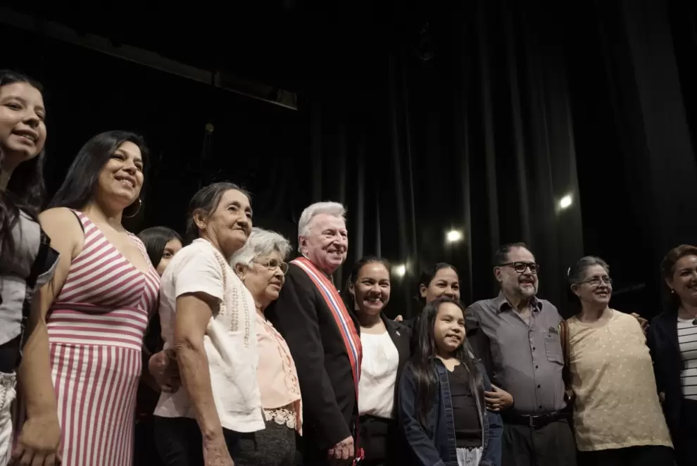 Luis Szarán junto a asistentes de la ceremonia.