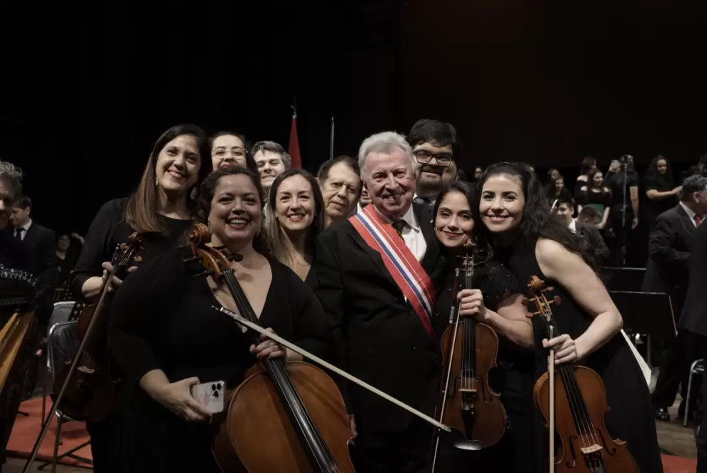 Luis Szarán y algunos músicos de la orquesta.