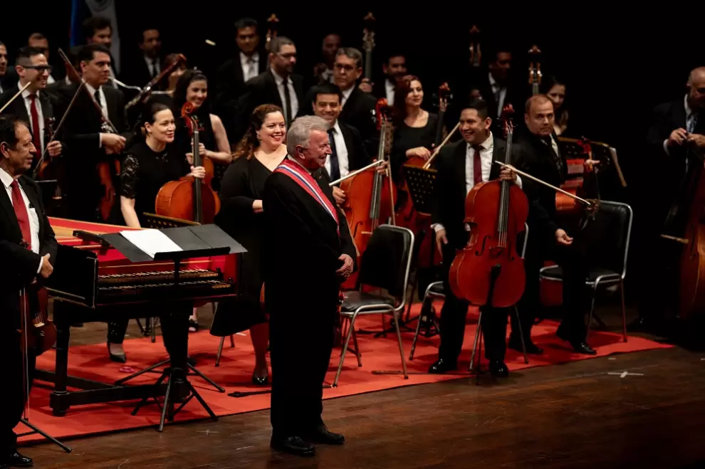Luis Szarán y miembros de la orquesta. Cortesía