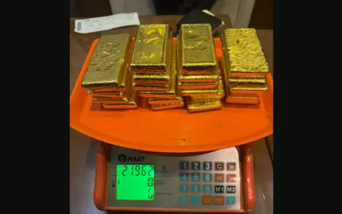 Oro incautado durante el operativo policial en el aeropuerto Silvio Pettirossi.